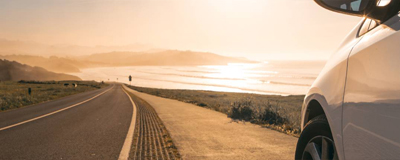 Image d'une route avec une voiture 