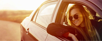 Image d'une jeune femme dans une voiture