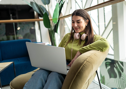 jeune femme qui étudie le livret jeune