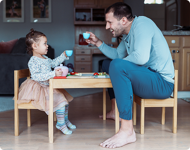 pere joue avec sa fille