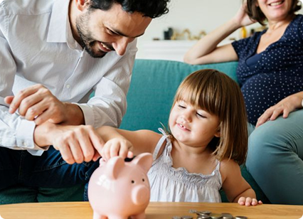 petite fille remplie sa tirelire