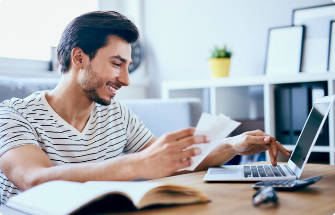 homme sur son ordinateur