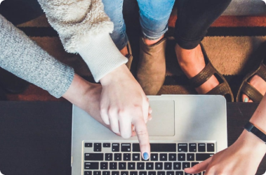 mains sur ordinateurs