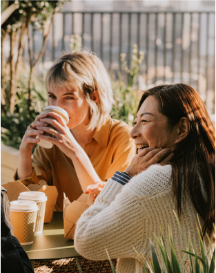Image : 2 femmes buvant un café en extérieur