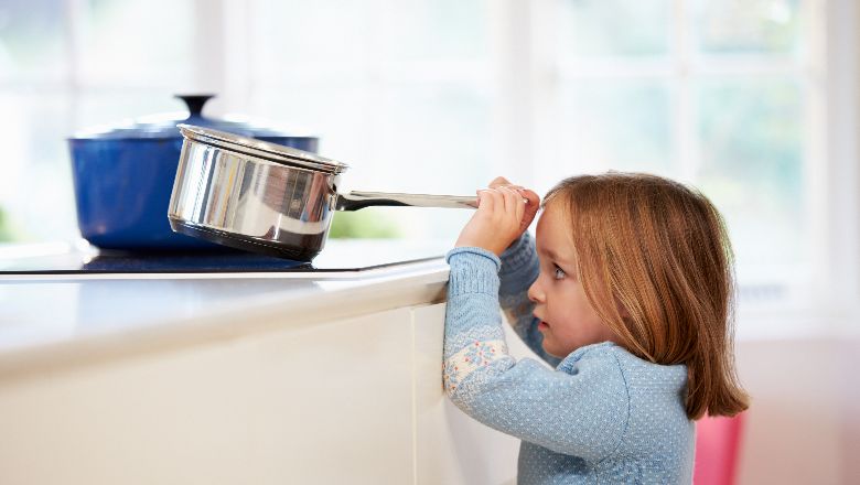 Les astuces sécurité pour cuisiner avec bébé 